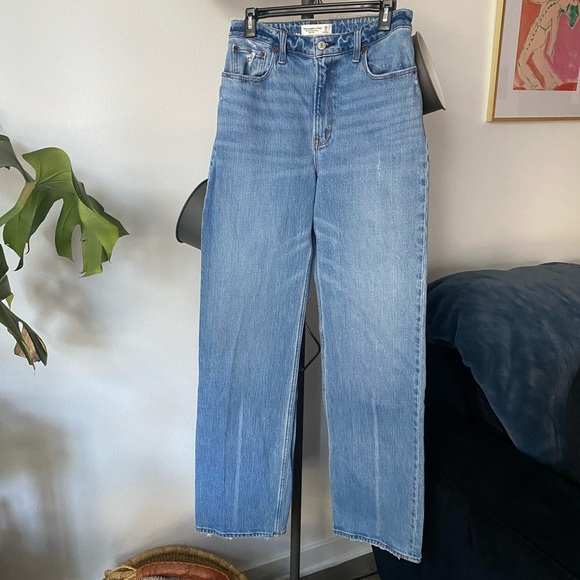 Abercrombie High Rise 90s Relaxed Jeans in Medium Wash in 28L - Picture 11 of 13